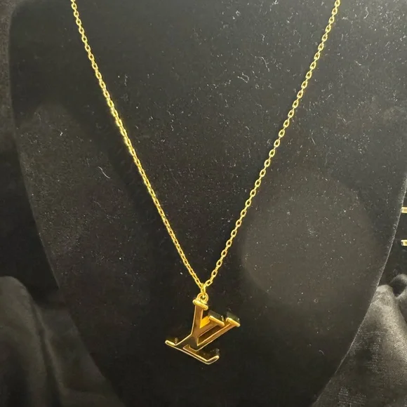送料込◆希少品♪【LOUIS VUITTON】LV Layer Necklace Gold louis-vuitton-lv-layer-